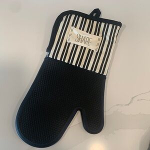 “Share” oven mitt from Mud Pie